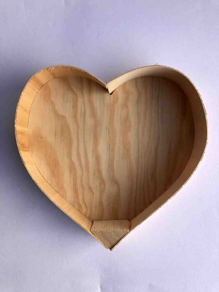 caja de madera con forma de corazón