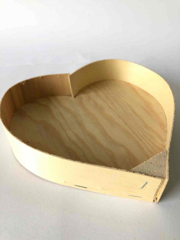 caja de madera con forma de corazón