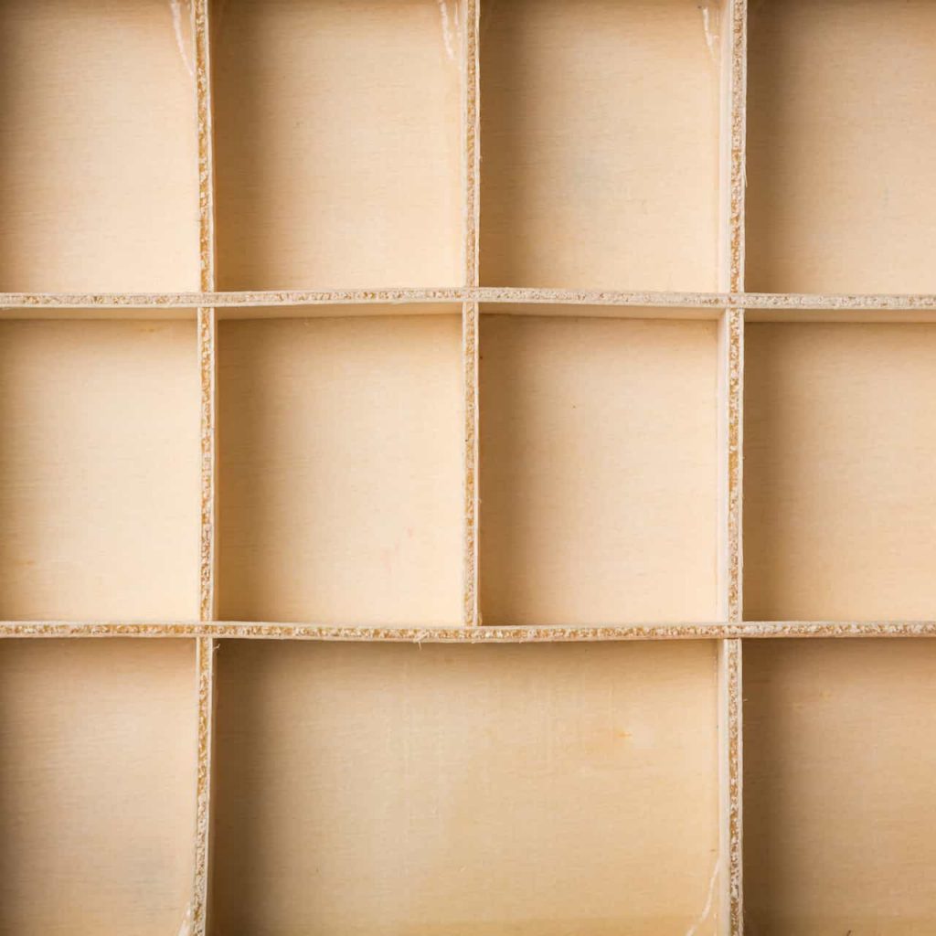 estanterias con cajas de madera